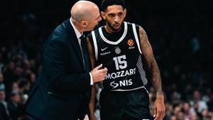 Peñarroya dando instrucciones al último fichaje del Partizan, el estadounidense Cameron Payne