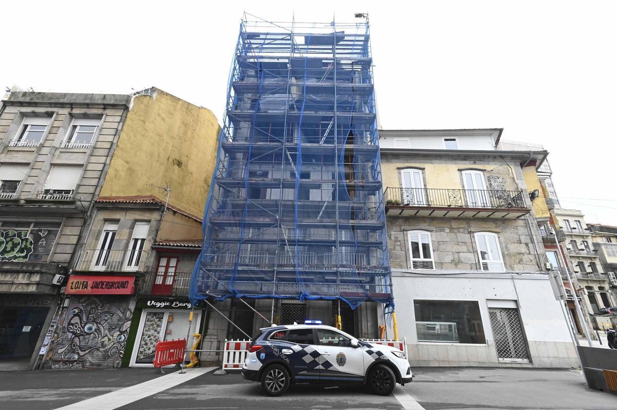 La Policía Local ante el edificio cuando tuvieron que proceder al desalojo de Isabel.