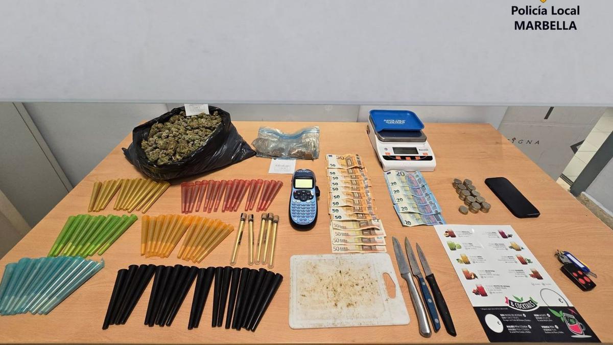 Material intervenido por la Policía Local en el establecimiento ubicado en Nueva Andalucía.
