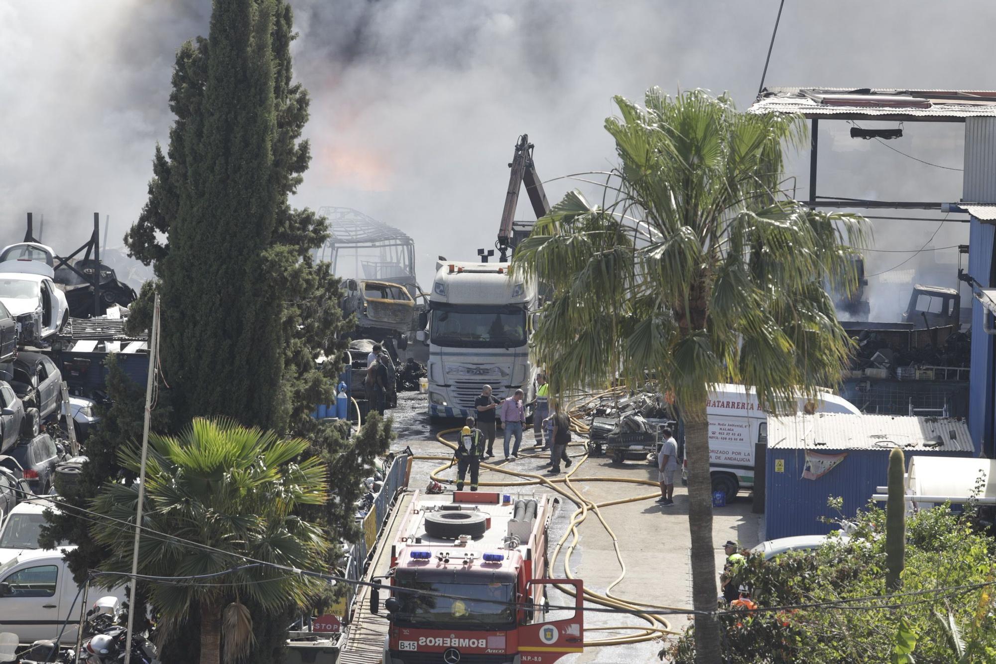 Imágenes del incendio de un desguace en Los Asperones