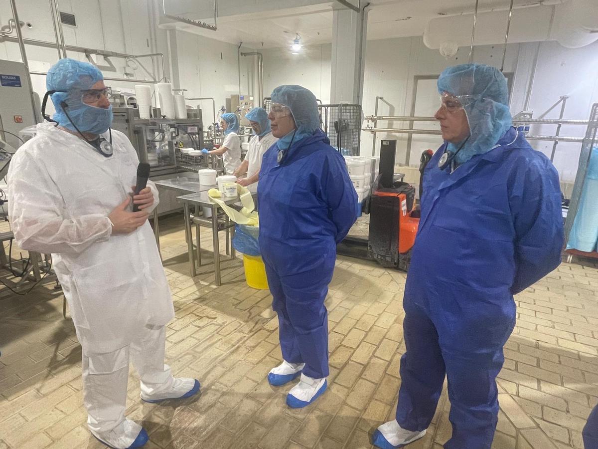 Begoña García, en el centro, y el Consejero Marcelino Marcos, a la derecha, durante la visita a Mantequerías Arias.