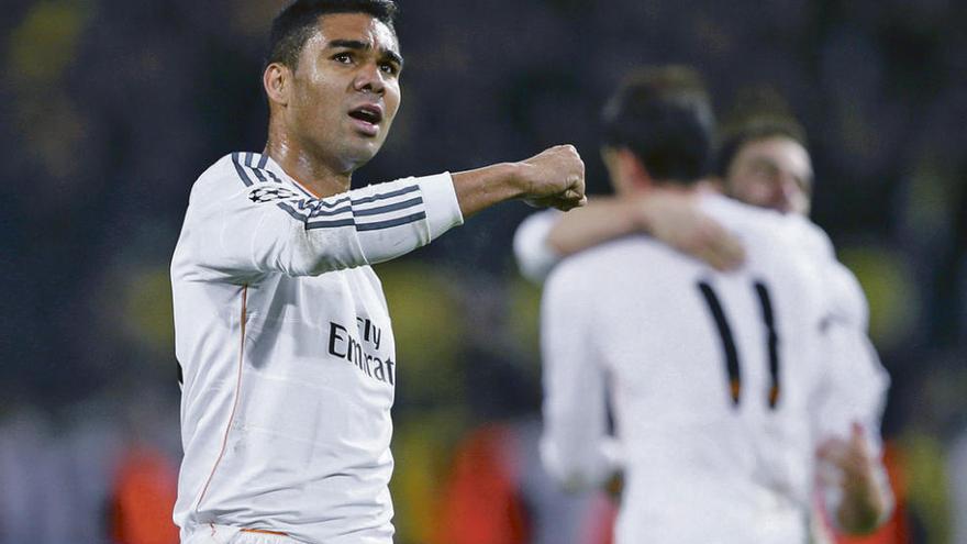 Casemiro se dirige a la grada del Bernabéu mientras Bale, al fondo, celebra un gol con un compañero. Foto Reuters