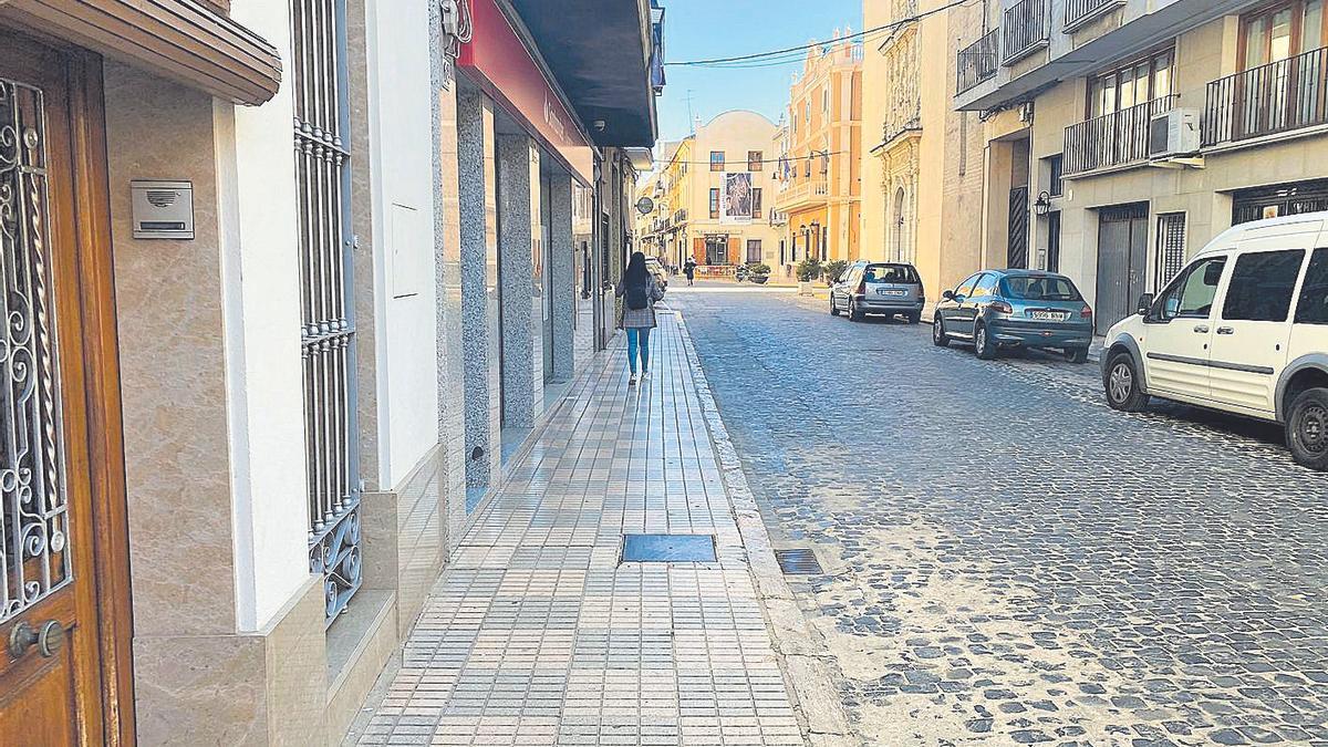 Imagen de la calle Mayor de Guadassuar, población en la que hay restricciones  desde anoche.