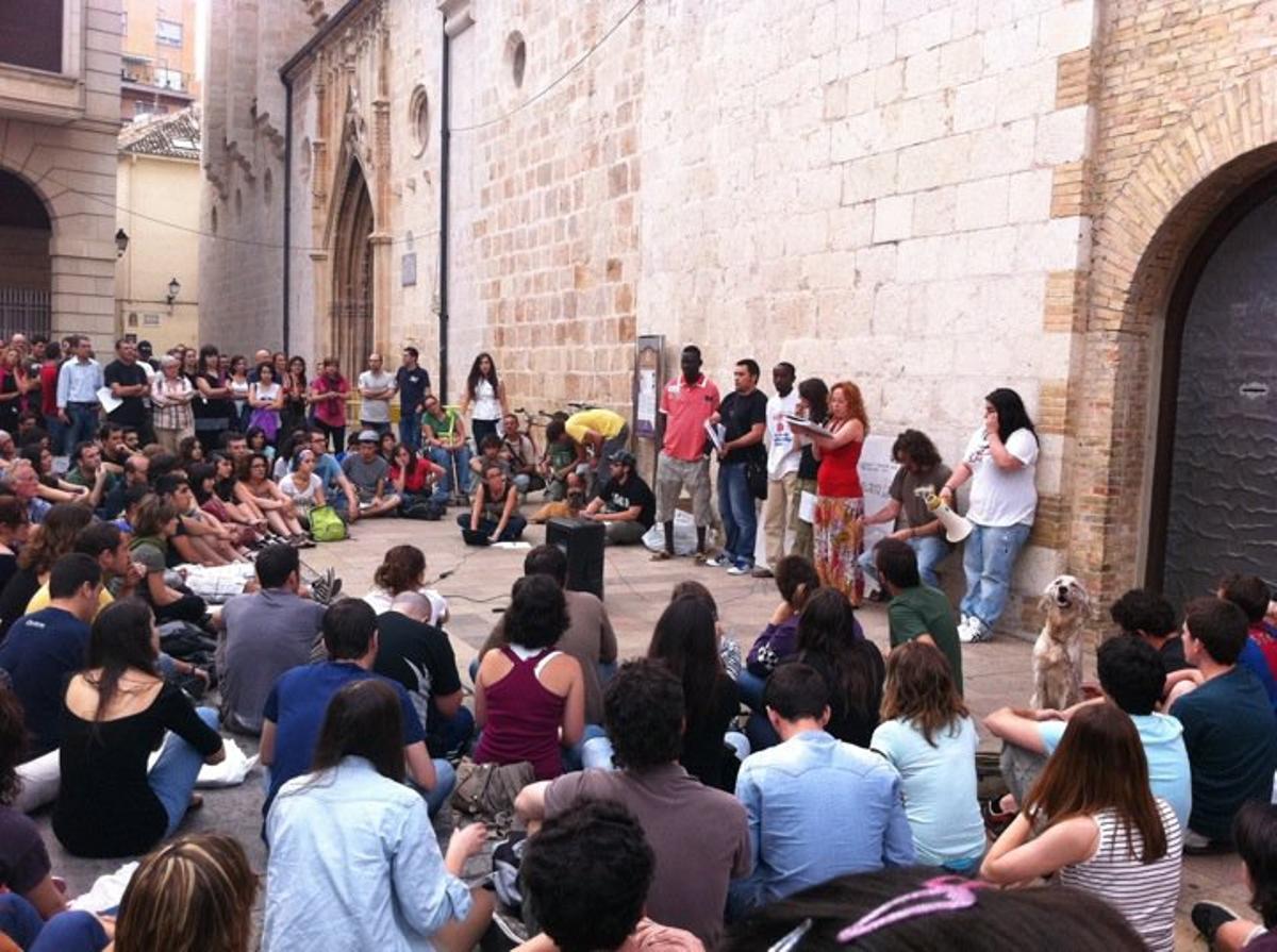 Asamblea en la plaza Major.