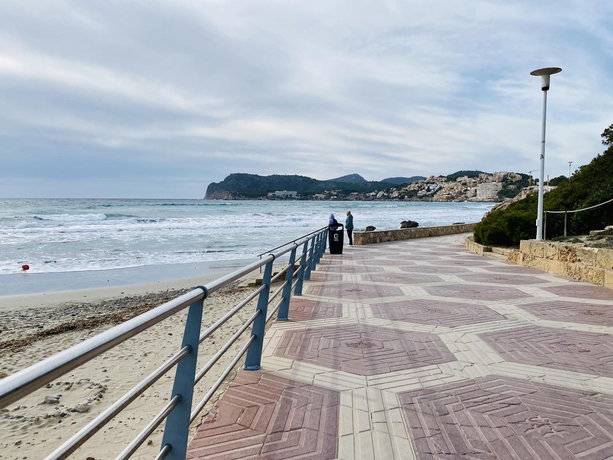 Baustelle an Promenade, geschlossene Hotels, Hunde am Strand: So ruhig geht es derzeit noch in Peguera zu