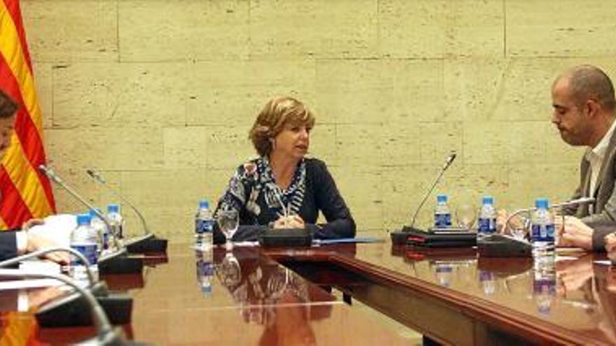 Un moment de la reunió que van mantenir ahir la consellera en funcions Meritxell Borràs i els alcaldes dels cinc municipis investigats