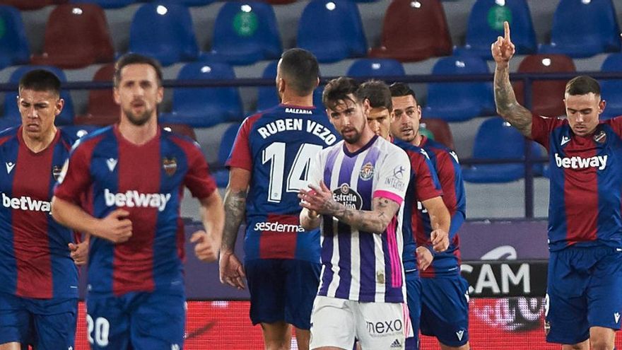 Los jugadores del Levante celebran el primer gol ante el Valladolid.