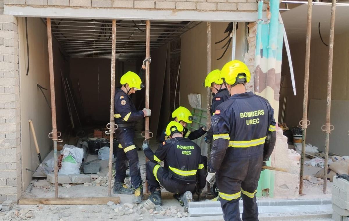 Un momento de la intervención de los bomberos.