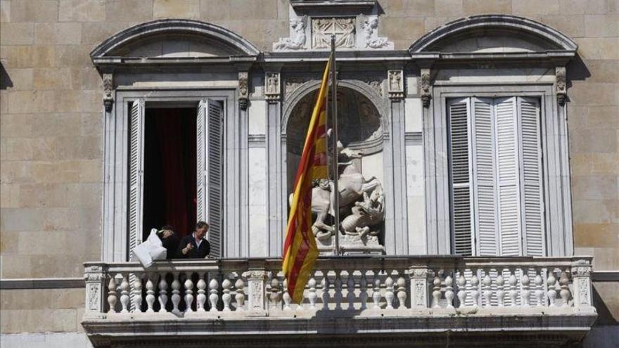 Torra obedece al JEC y retira el lazo y la pancarta del Palau de la Generalitat