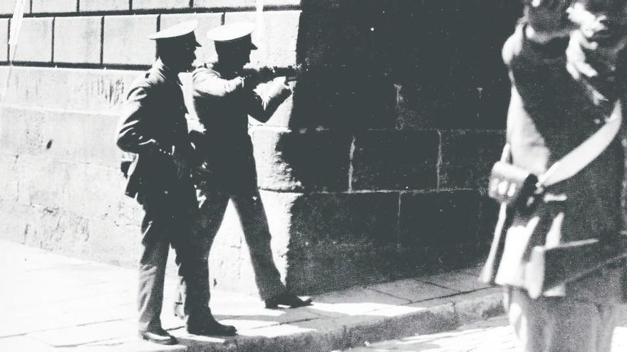 Fotografia de Gabriel Casas que mostra la policia responent a trets uns vaguistes a Barcelona, l&#039;any 1931 · Axiu Nacional de Catalunya.