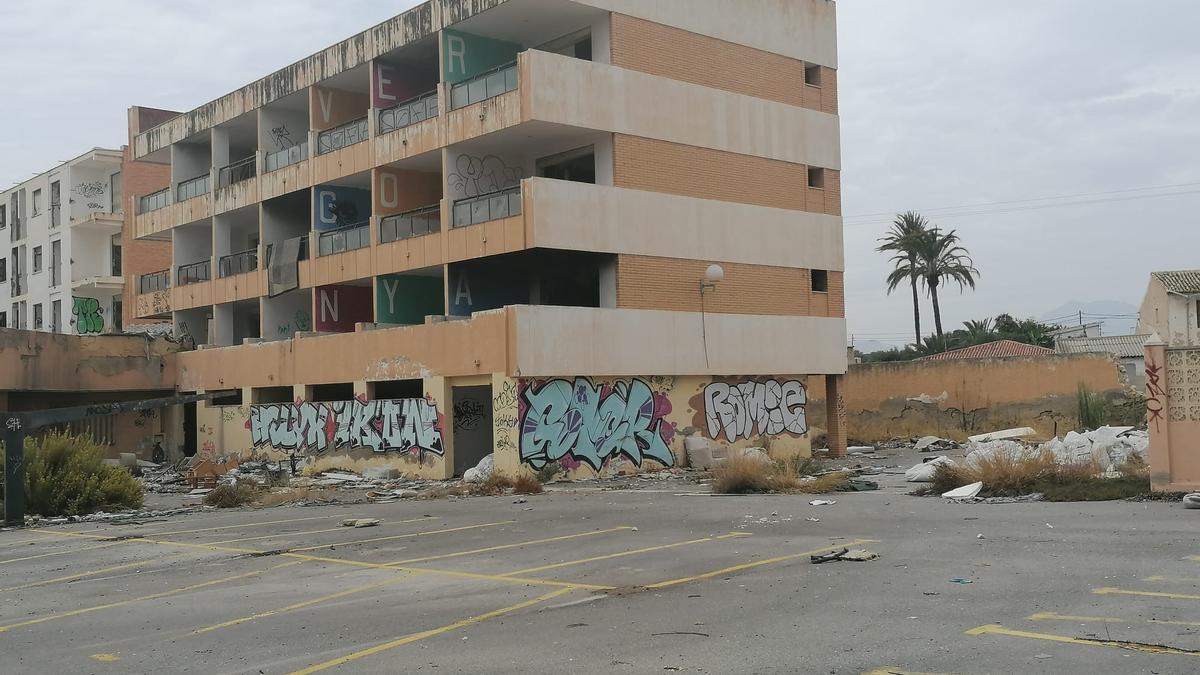 Arriba, vista de la residencia. Abajo, una persona consume droga en su interior a plena luz del día.