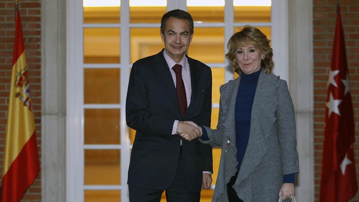 El expresidente del Gobierno, Jose Luis Rodriguez Zapatero, en el Palacio de la Moncloa a la Presidenta de la comunidad de Madrid, Esperanza Aguirre, en diciembre de 2008.