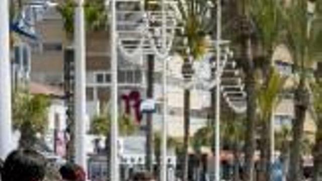 Benidorm impone  una veintena de sanciones diarias a los «cuberos»