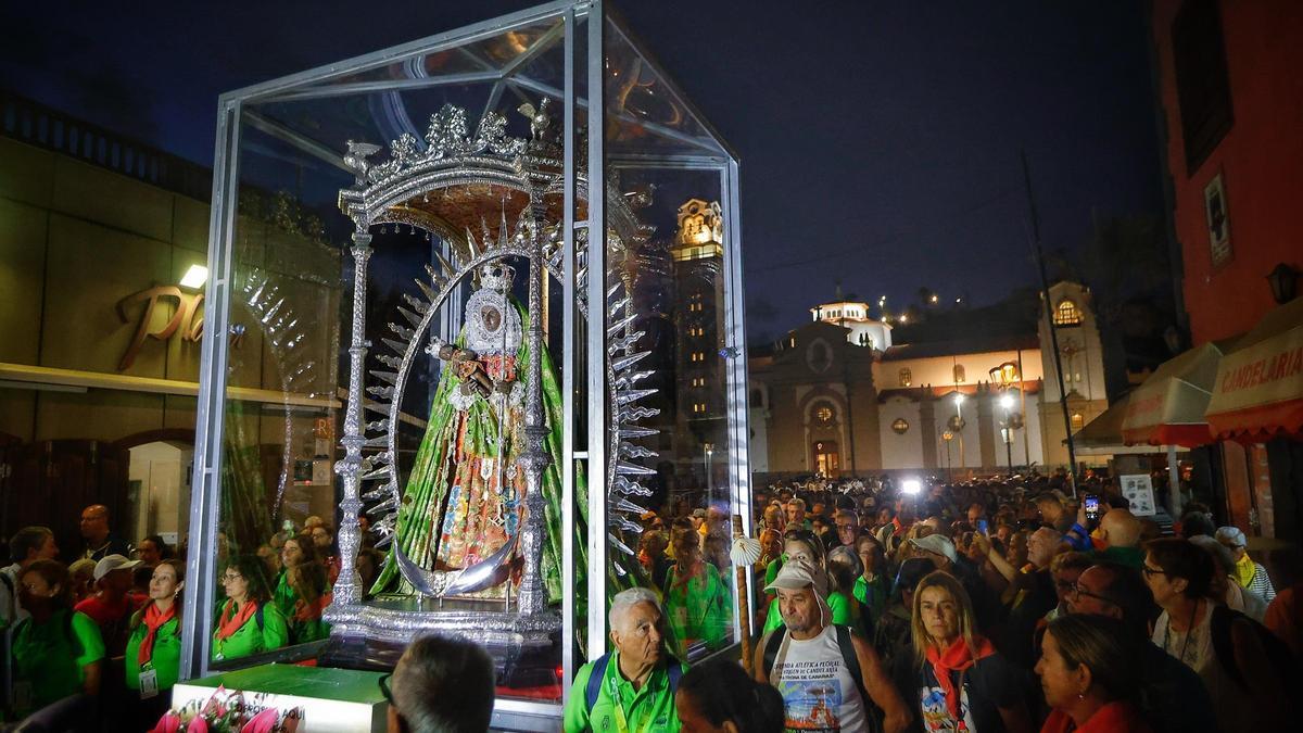 La Virgen de Candelaria abandona la Basílica para poner rumbo a Santa Cruz de Tenerife
