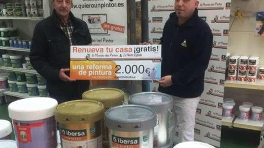 Juan Morán y Pablo Álvarez, dependiente de El Mundo del Pintor de la calle Coronel Bobes de Oviedo. lne