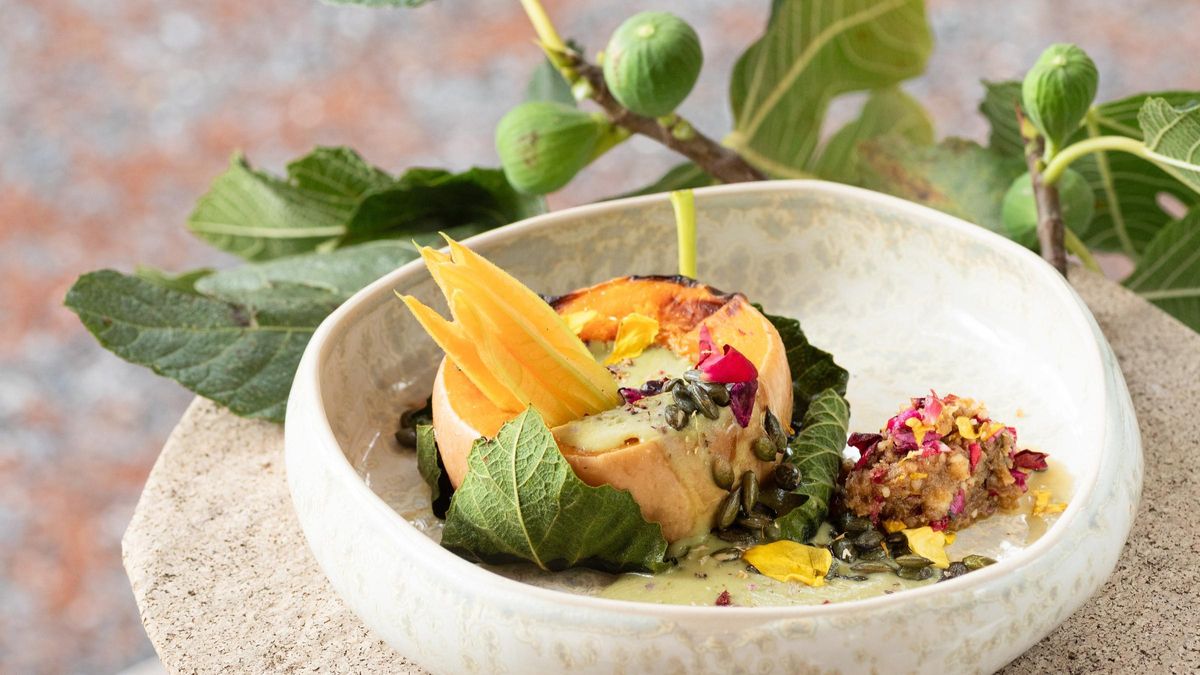 Plato de Iolanda Bustos para el restaurante D.O. del Hotel Le Méridien Ra Beach: calabaza asada servida en una hoja de higuera y acompañada con una crema de calabacín y albahaca y un pesto de pipas de calabaza con pétalos de rosa y una flor de calabacín.