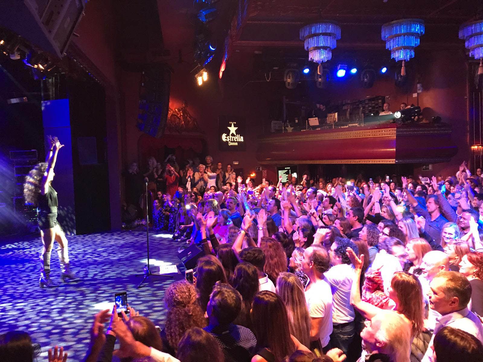 Gente de fiesta en el aniversario de la sala Luz de Gas, en Barcelona