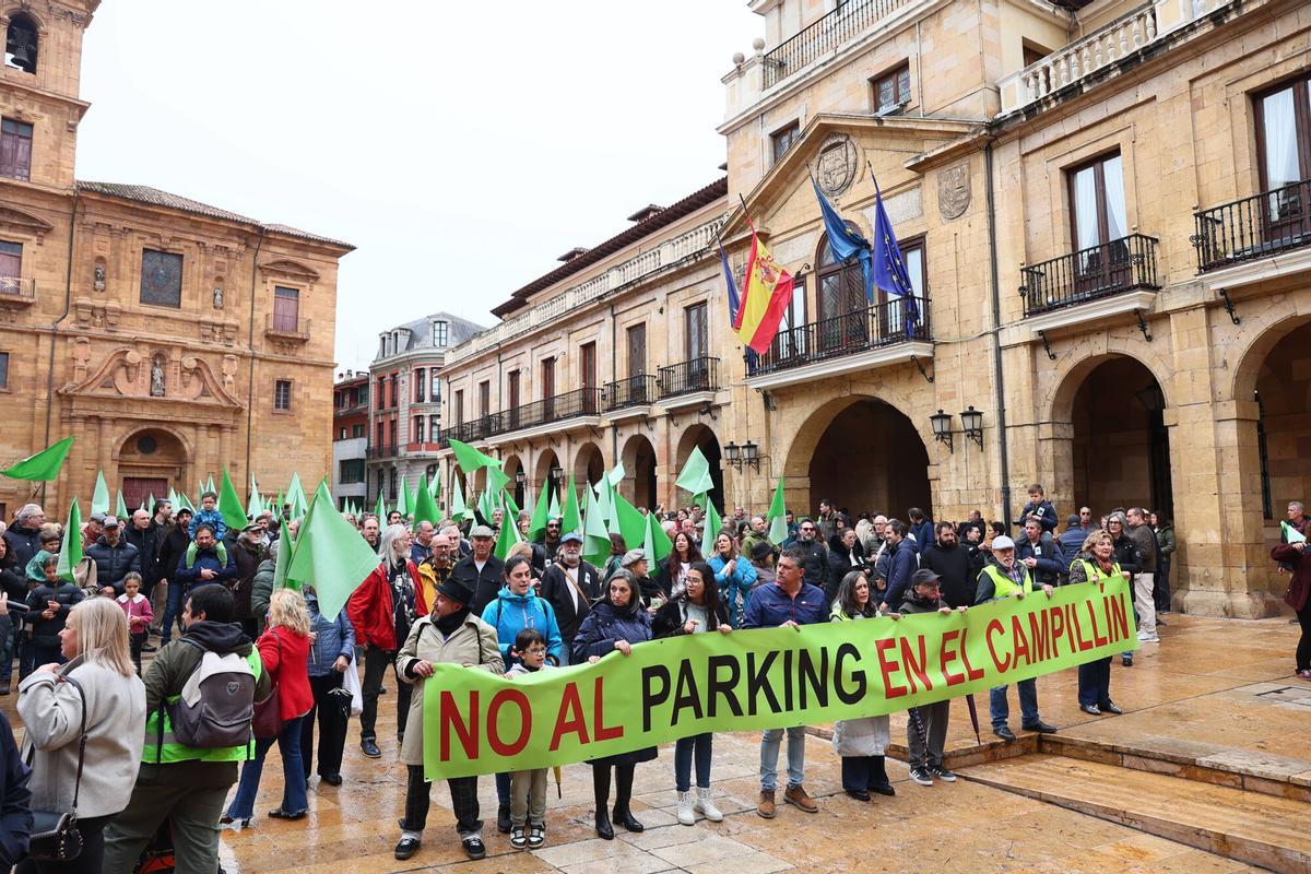 La manifestación para pedir la paralización del parking del Campillín.