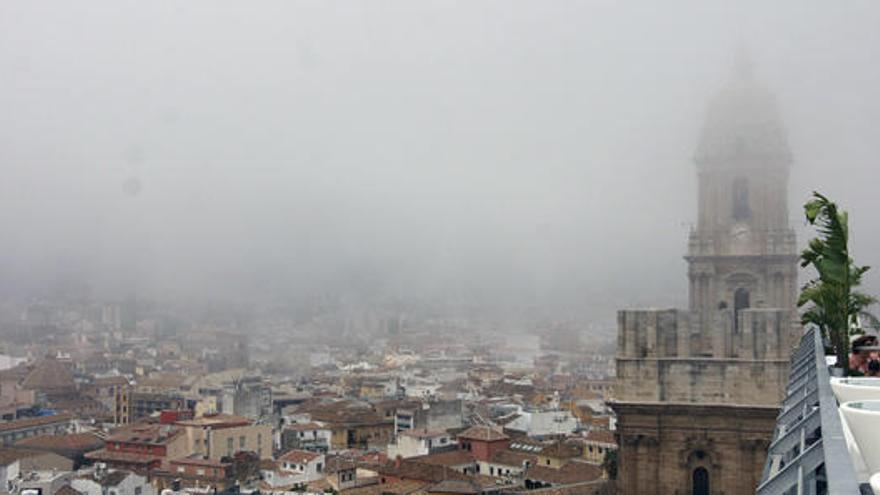 Vista aérea del centro de Málaga, afectado por la niebla.