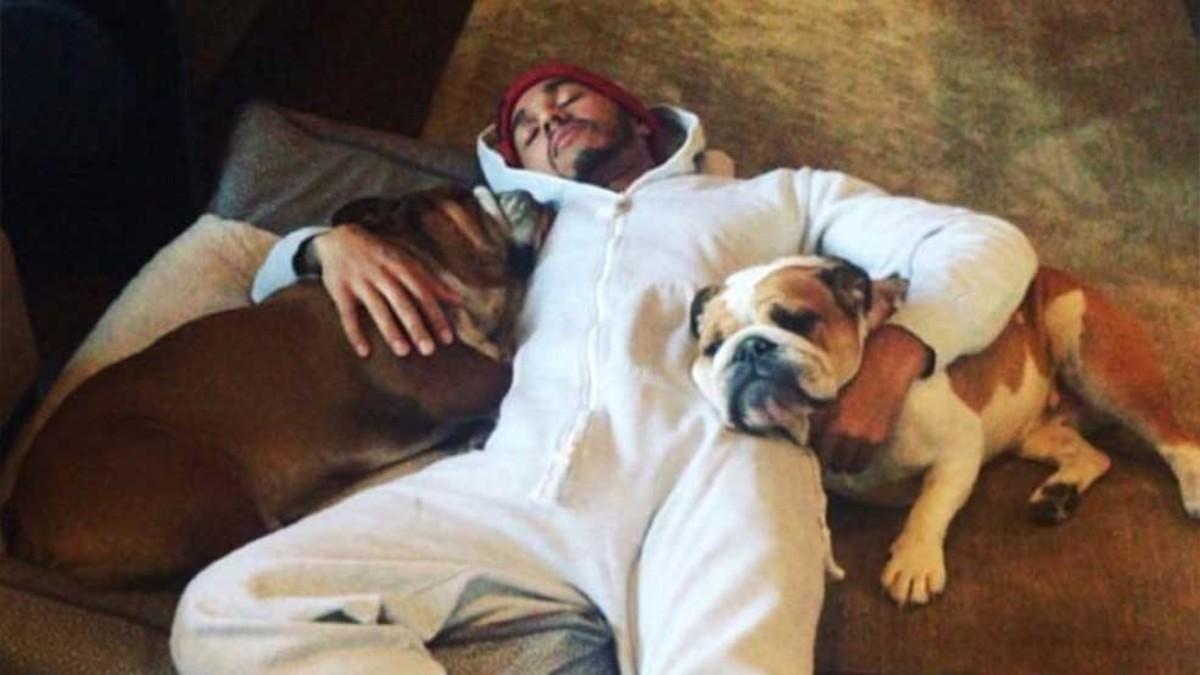 Hamilton, con sus perros Roscoe y Coco