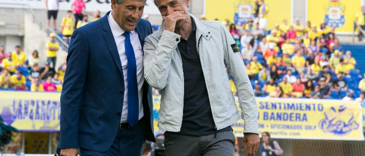 Quique Setién dialoga con Luis Enrique, en su último partido en Siete Palmas.