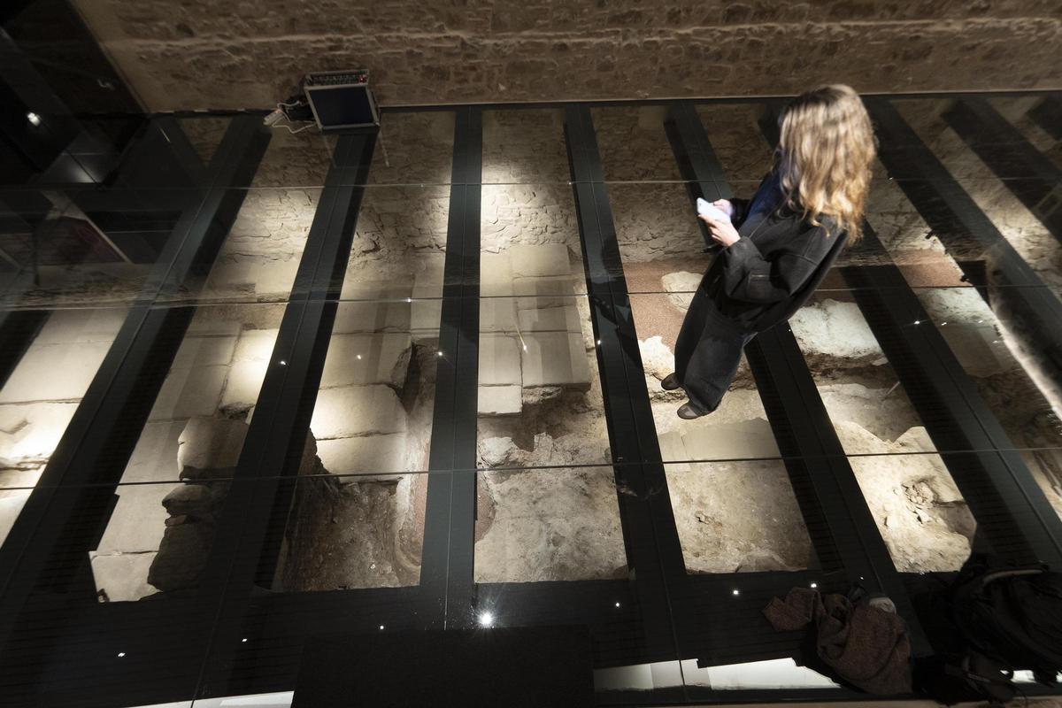 El pavimento fundacional de Barcelona sale a luz en las obras de un hotel