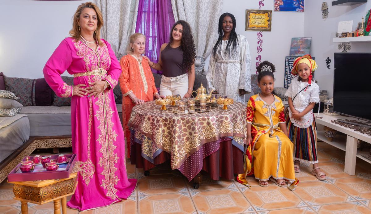 La familia Belghazi Babi Berrada en su casa en Fuerteventura.