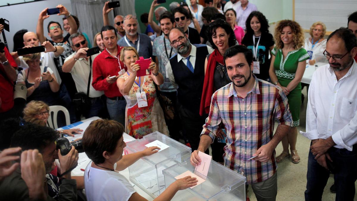 Alberto Garzón vota en Rincón de la Victoria.