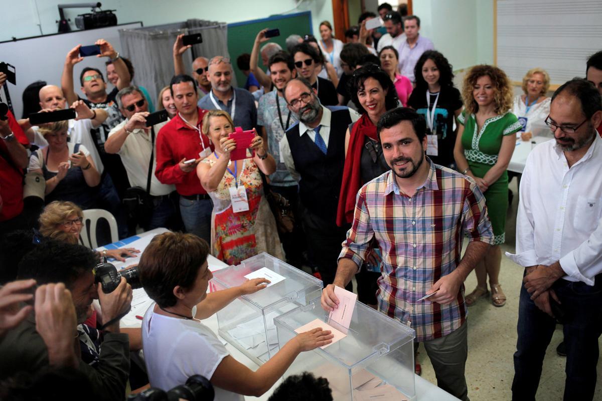 Izquierda Unida (United Left) leader Alberto Garzon, now running together with the coalition of Unidos Podemos (United We Can), casts his vote at a polling station in Spain’s general election in Rincon de la Victoria, Spain, June 26, 2016. REUTERS/Jon Nazca