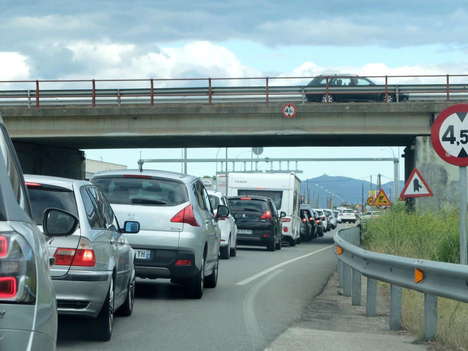 Retencions i cues a l'entrada de Figueres i la Jonquera