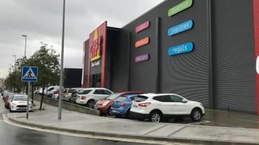 La nova botiga GiFi a la zona comercial de Vilatenim.