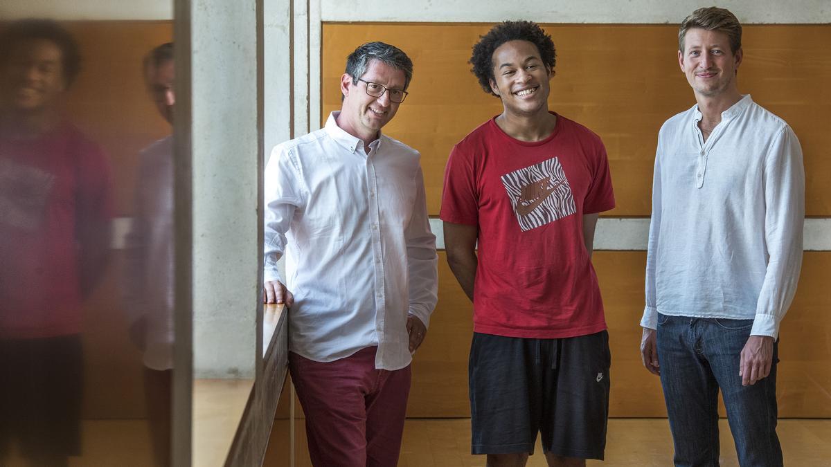 Bernat Vivancos, compositor, Sheku Kanneh-Mason, violoncelista, y Duncan Ward, director invitado, antes de su concierto en el Auditori