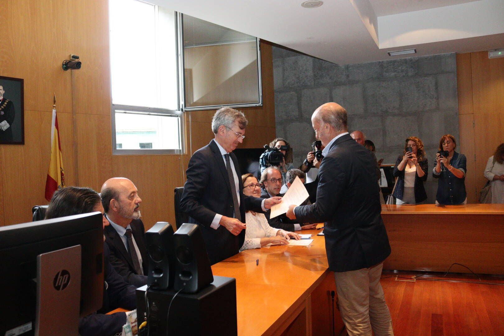 EN IMÁGENES: Así fue la recogida de las actas de los diputados asturianos ante la Junta Electoral Provincial