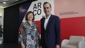 La directora de Arco, Maribel López, junto al director general de IFEMA, Juan Arrizabalaga.