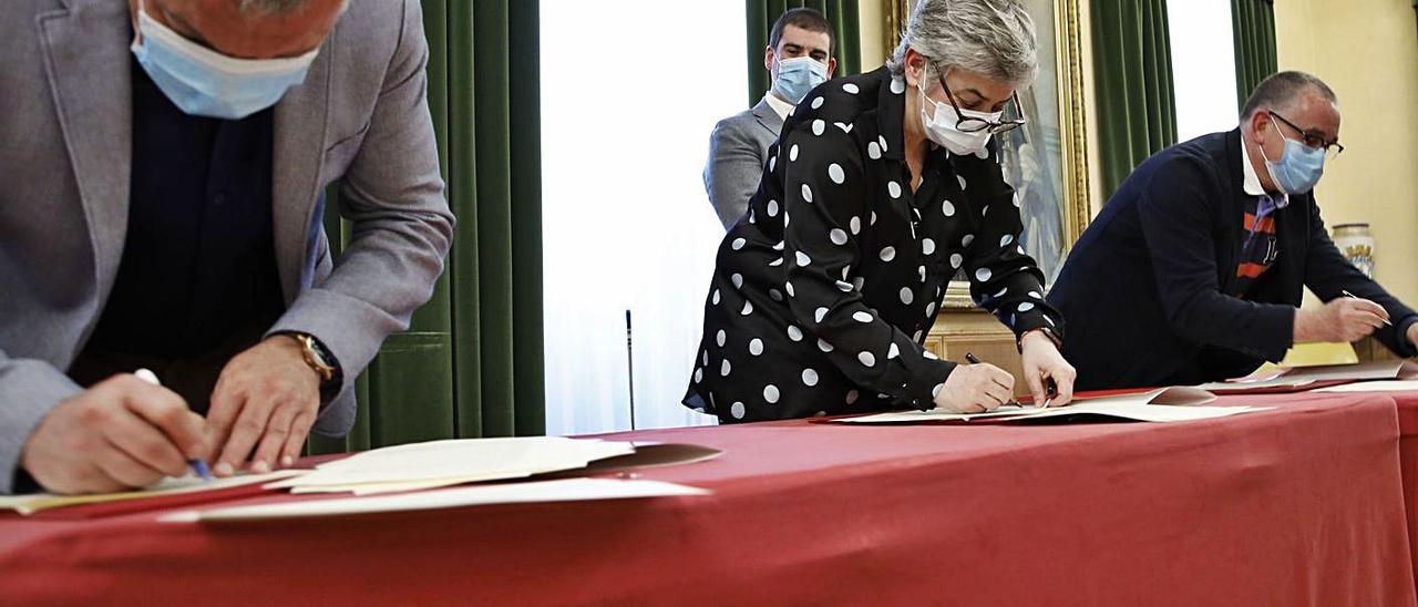 Ana González, entre Belarmino Feito (FADE) y Víctor Roza (CC OO), durante la firma del pacto de concertación social “Gijón reinicia”; al fondo, Fernando Díaz Arnaiz (UGT).