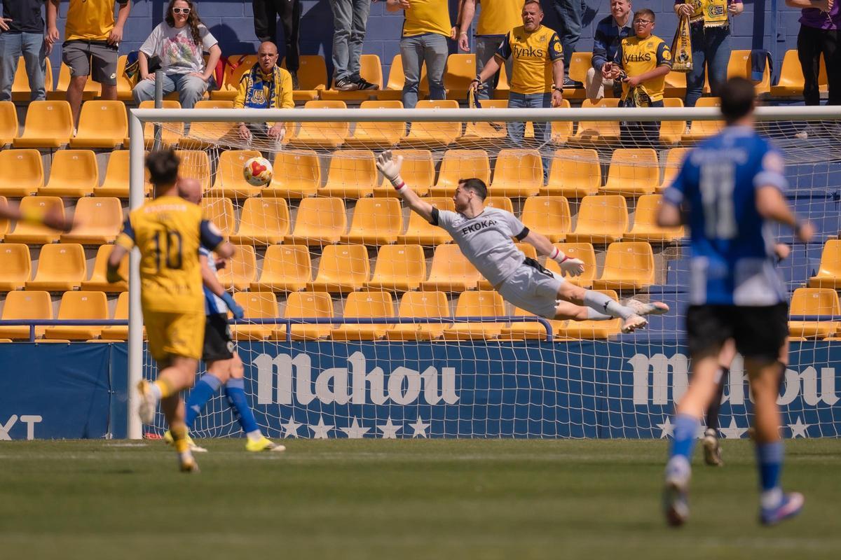 Carlos Abad vuela, pero no puede evitar el 4-0 marcado por Raúl Blanco, del Alcorcón.