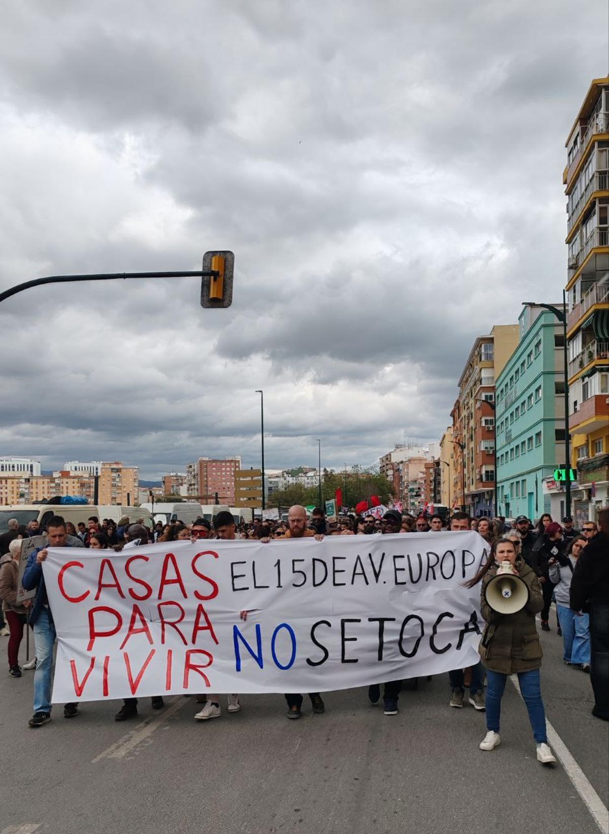 Un momento de la manifestación en la Carretera de Cádiz para pedir la paralización de la expulsión de inquilinos del número 15 de la avenida de Europa.