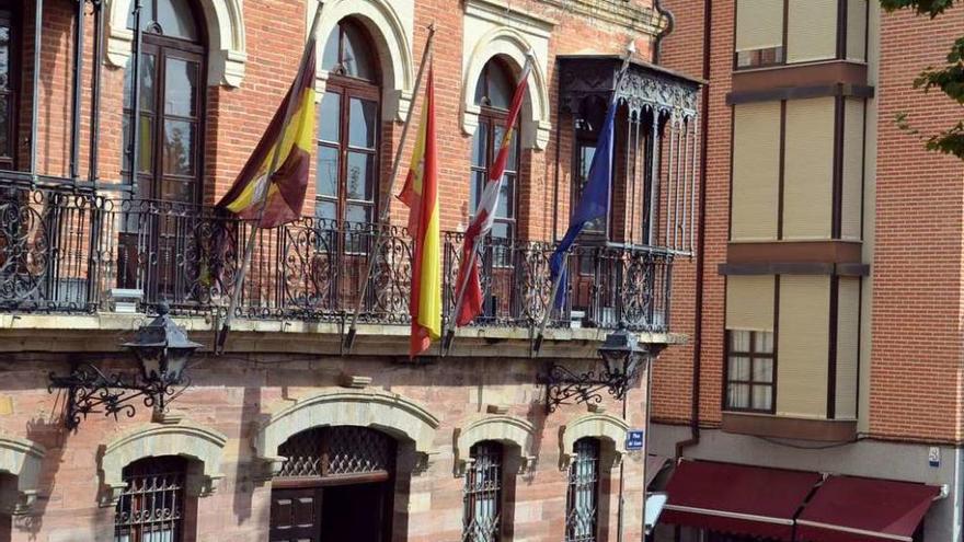 A la izquierda, la bandera que luce en la Casa Consistorial de Benavente en representación de la ciudad.