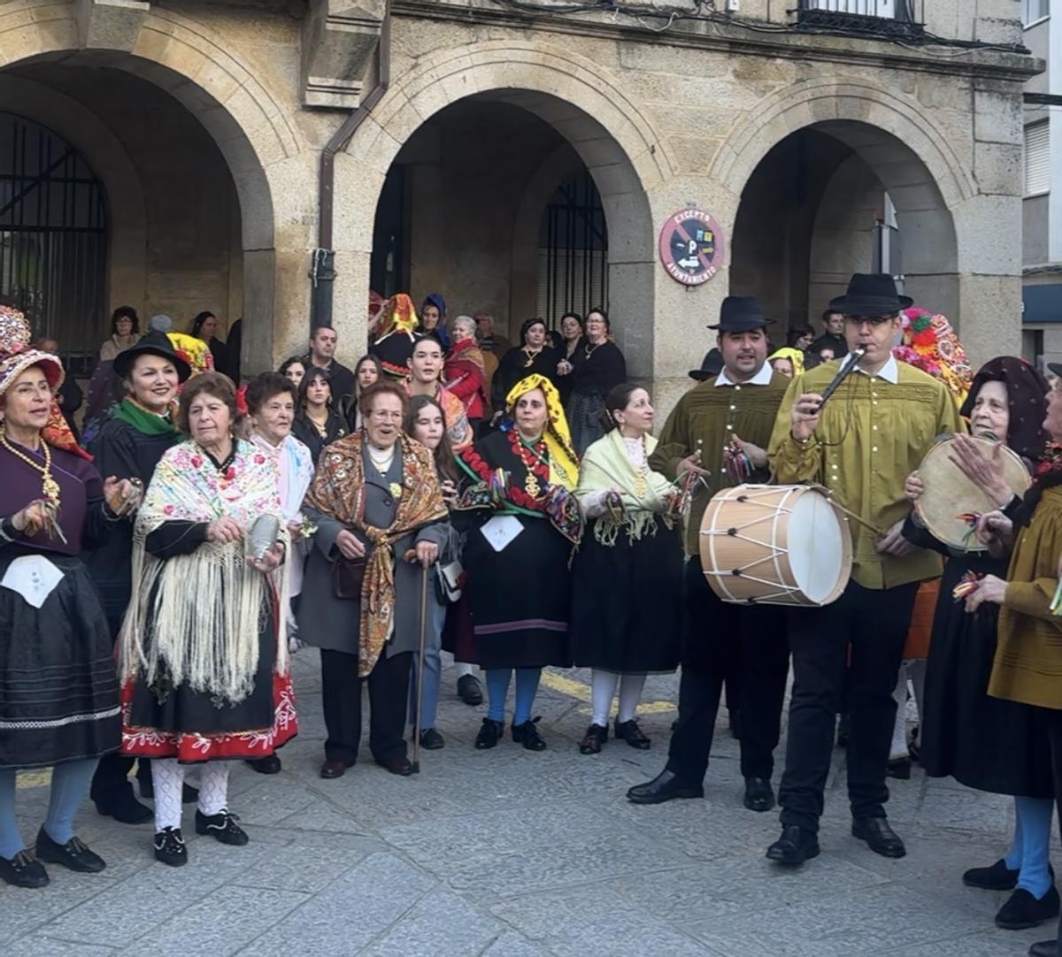Participantes en el pasacalles con trajes típicos en Montehermoso