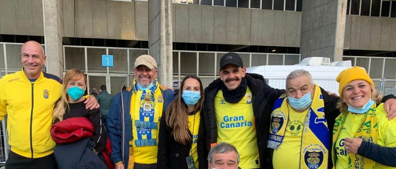 Hermógenes Celada -en primer término-, junto al resto de integrantes de la peña La Bañeza, en la puerta 1 del Tartiere.  | | LP / DLP