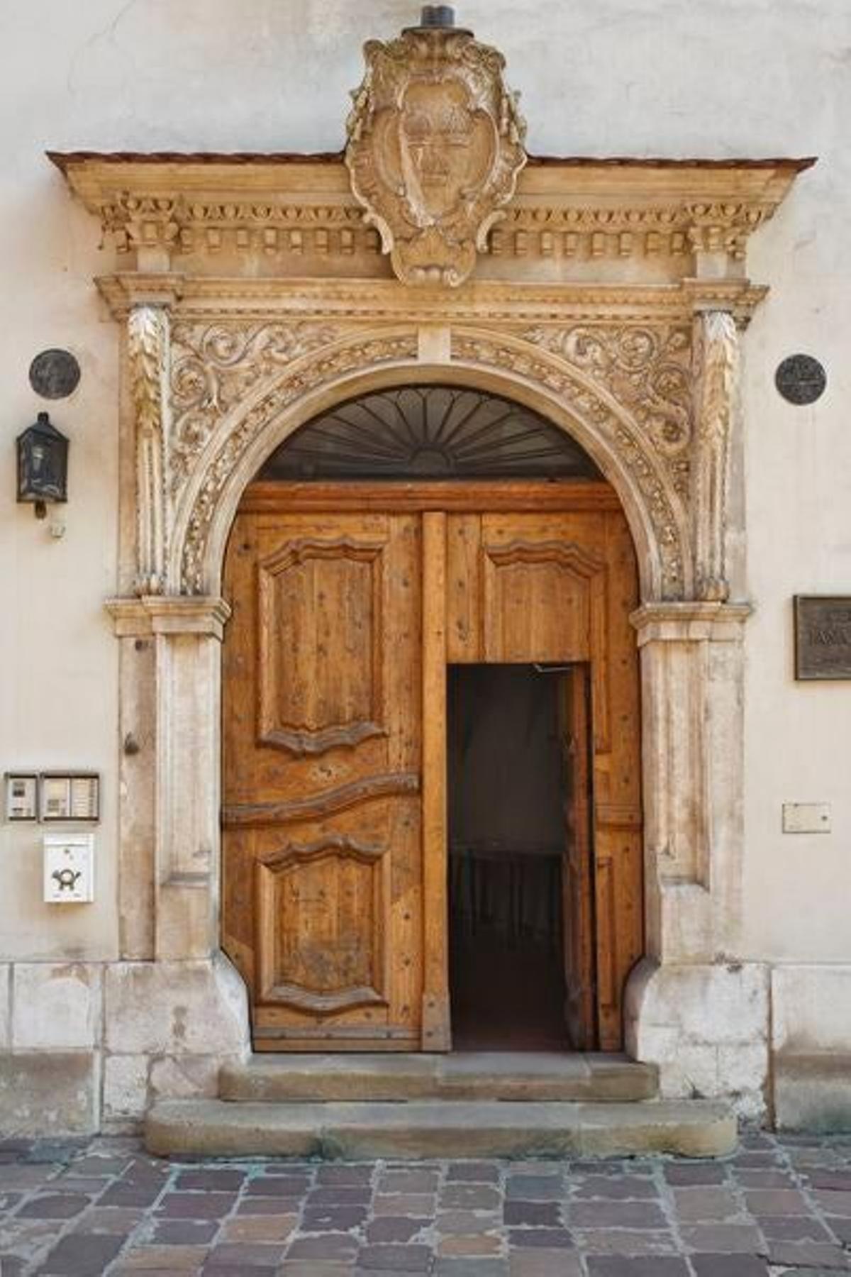 La puerta guía a un pequeño patio donde el Papa Karol Wojtyla vivió de 1952 a 1967