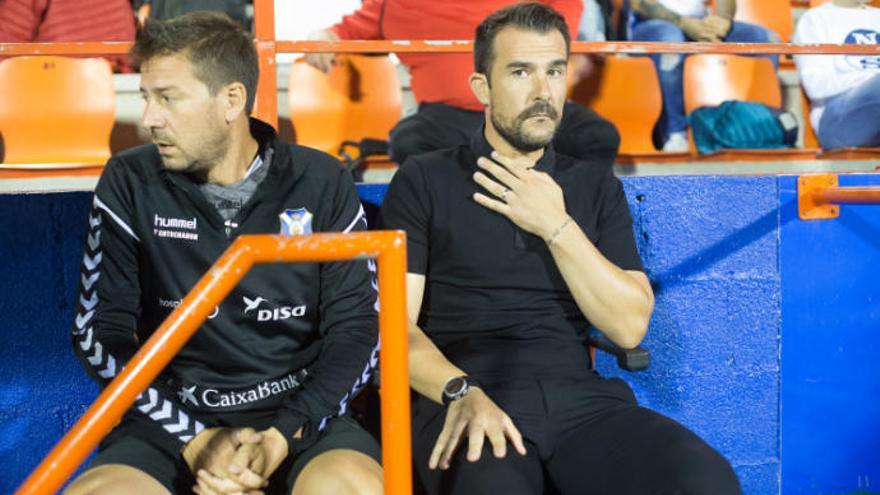 El entrenador del CD Tenerife, Aritz López Garai (d).