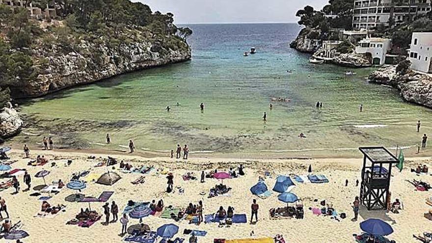 Las altas temperaturas y las algas amarillean Cala SantanyÃ­.