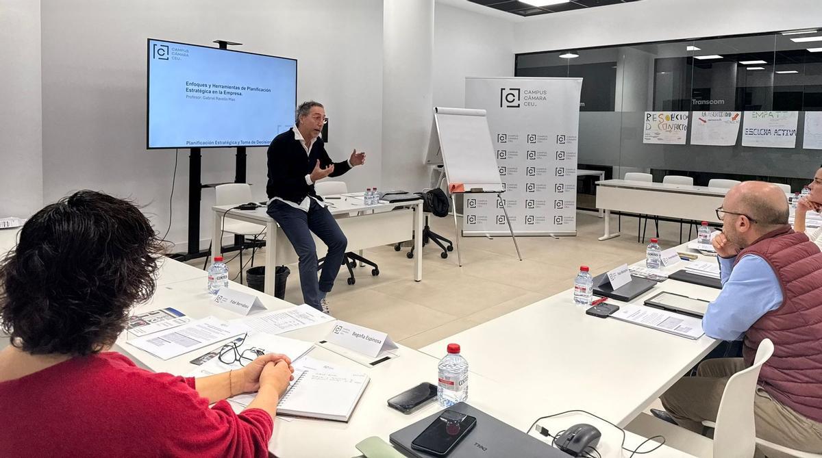 El proyecto nace del conocimiento del tejido productivo que aporta Cámara Alicante y la experiencia académica de la CEU UCH.