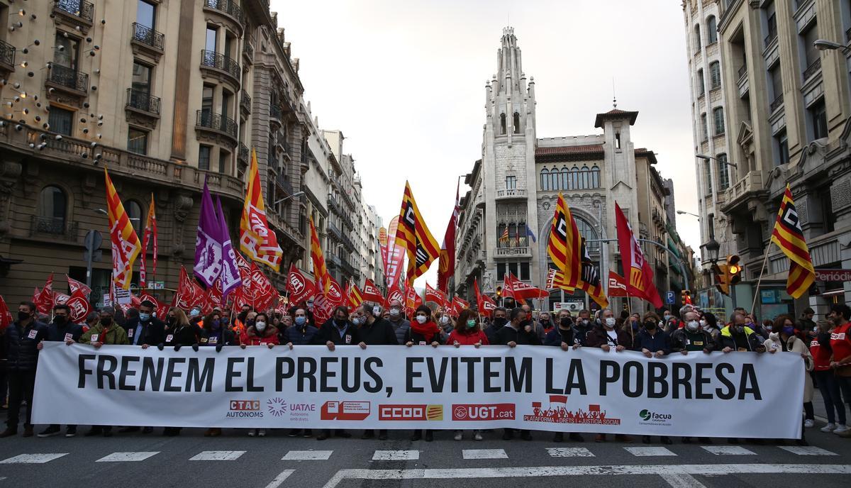 Un miler de persones es manifesten a BCN contra l’escalada de preus