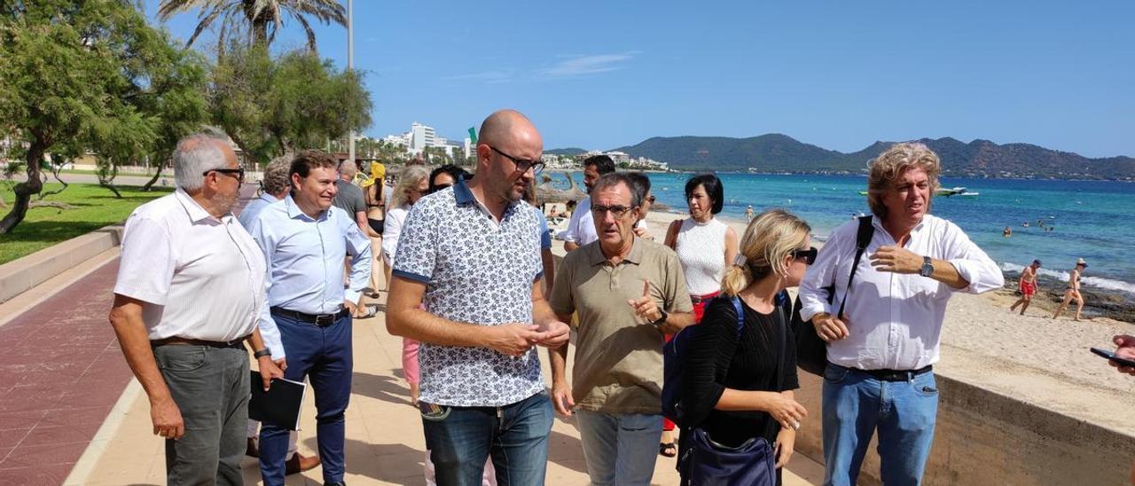 Visita de las autoridades a la playa de Cala Millor.