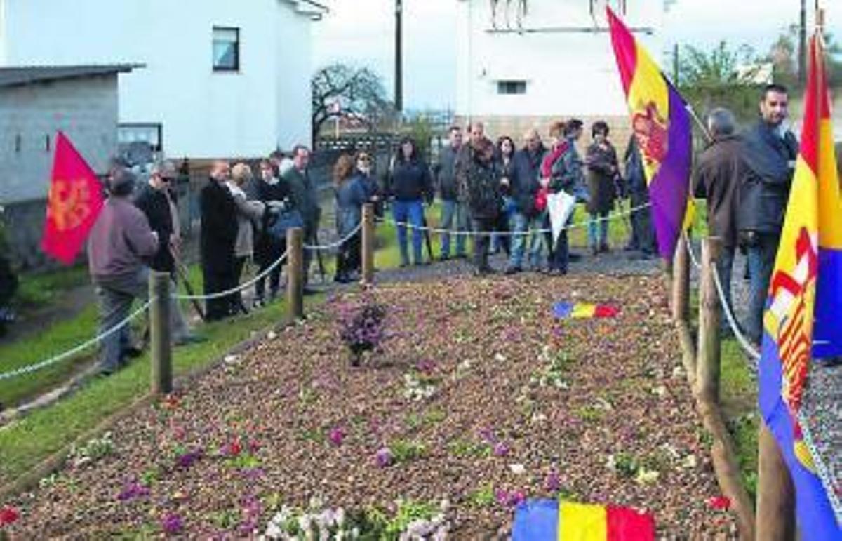 Asistentes al homenaje, ante la fosa común.