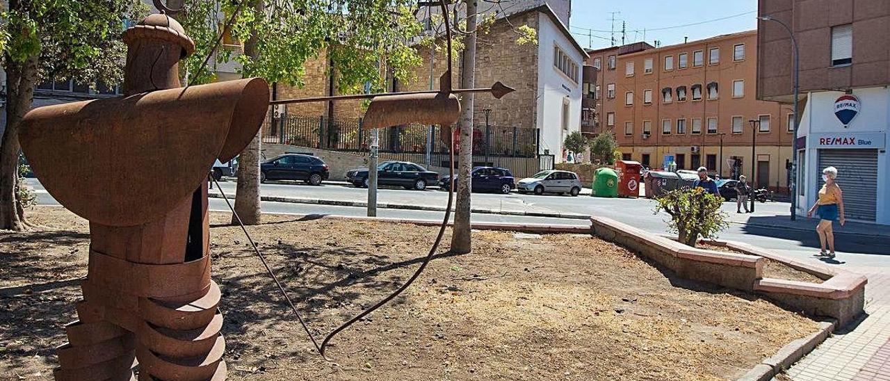 Una figura de los Moros y Cristianos de San Blas en la plaza del barrio, ayer, sin el famoso castillo. ALEX DOMÍNGUEZ