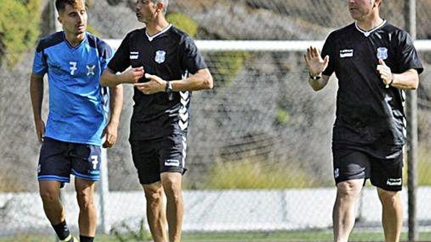 Martí, en el centro, da instrucciones durante su etapa en el Tenerife junto a su segundo, Fabián Rivero (dcha.).