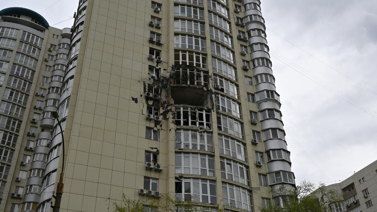 Edificio residencial dañado por ataques de drones rusos sobre Kiev, Ucrania.